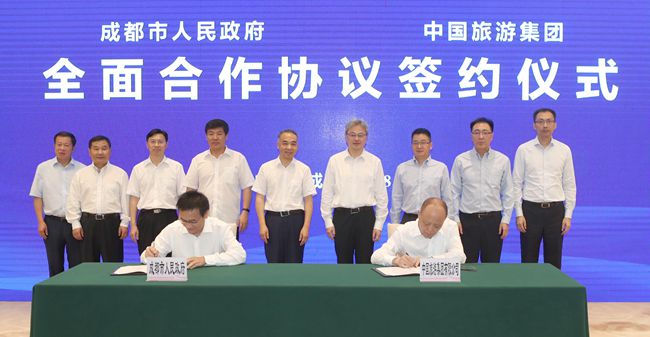锐平书记会见中国旅游集团董事长万敏并出席签约仪式7_副本.jpg