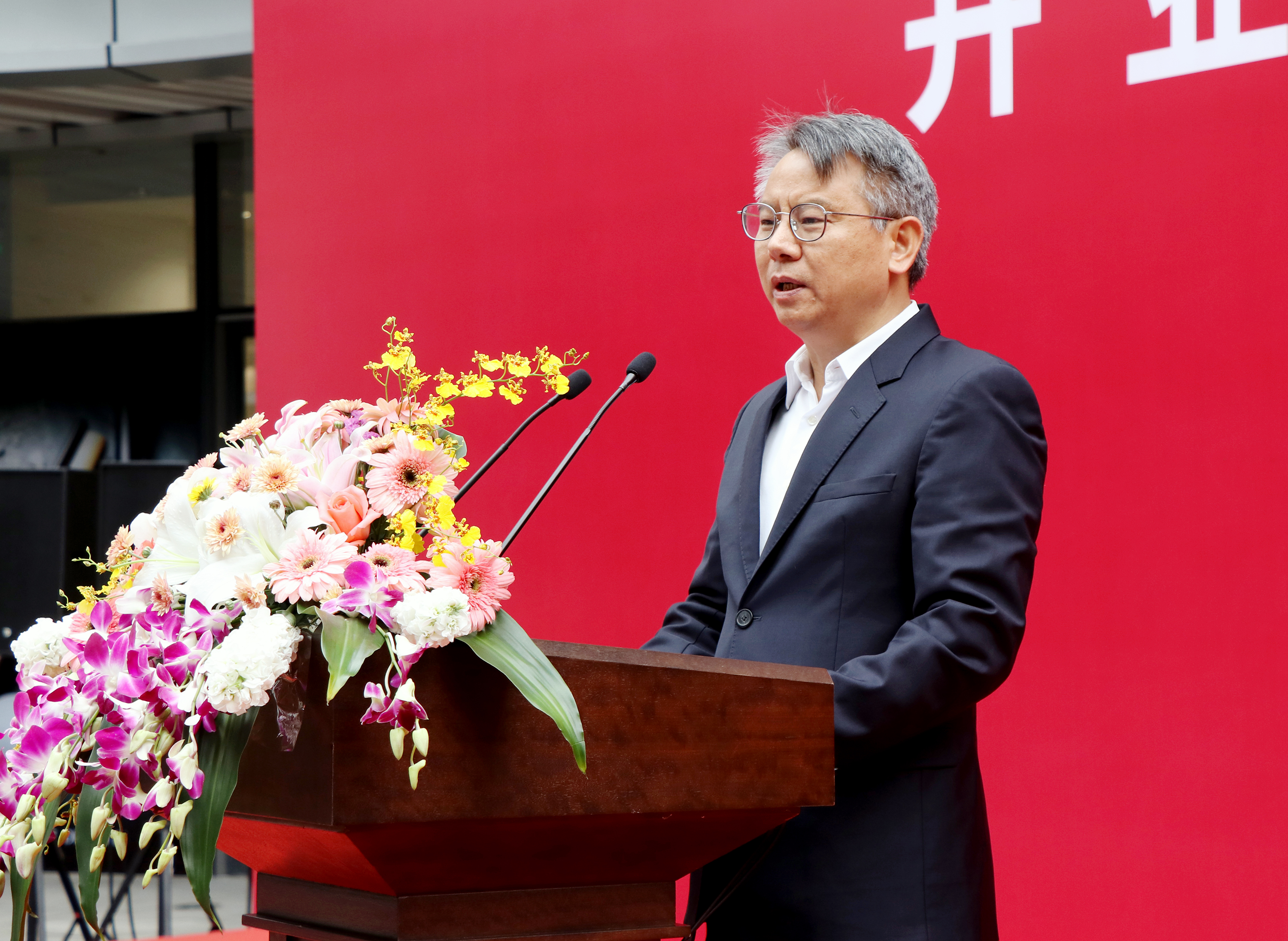 2、海南省政府刘平治副省长.jpg