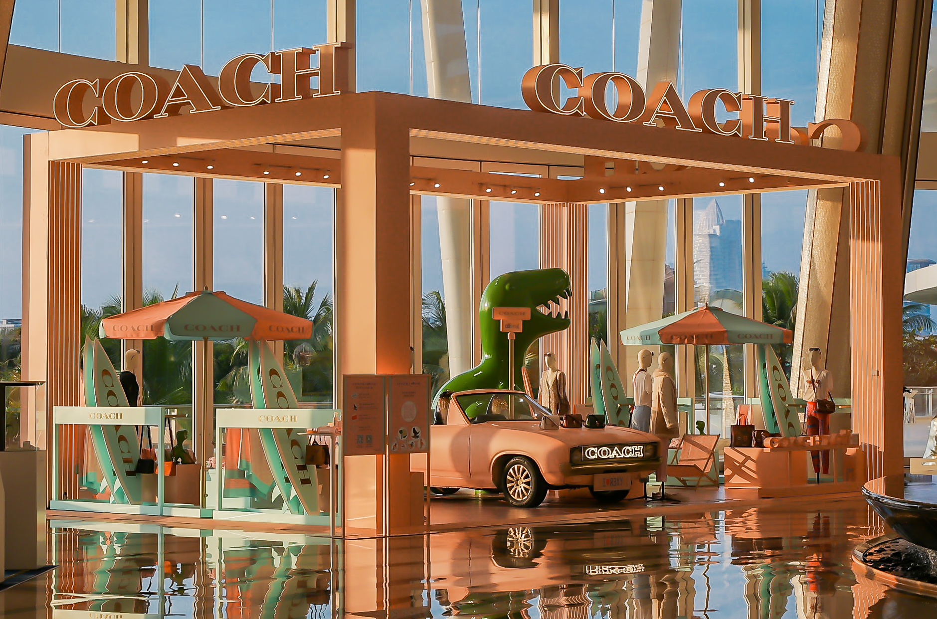 中免集团携手Coach开设限时快闪店 惊喜空降海南